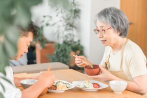 ご飯を食べている女性