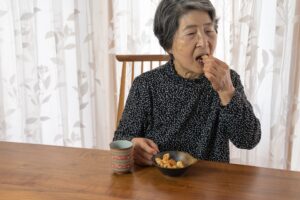 おかきを食べている女性