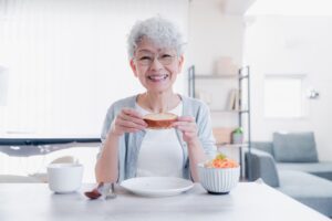 ご飯を食べている女性