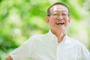 笑っている男性