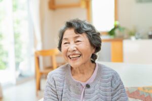 笑っている女性