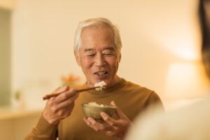 ご飯を食べている男性