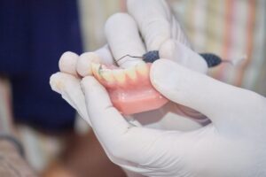 入れ歯を修理している様子