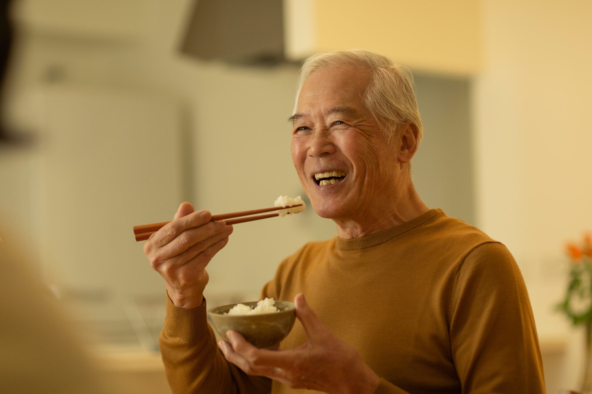 ご飯を食べている男性